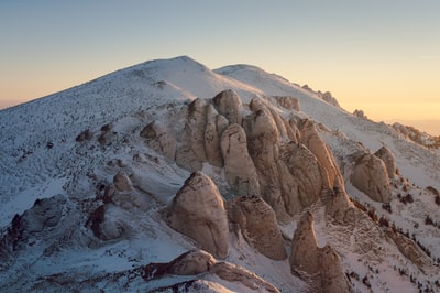 覆盖着雪的大岩层